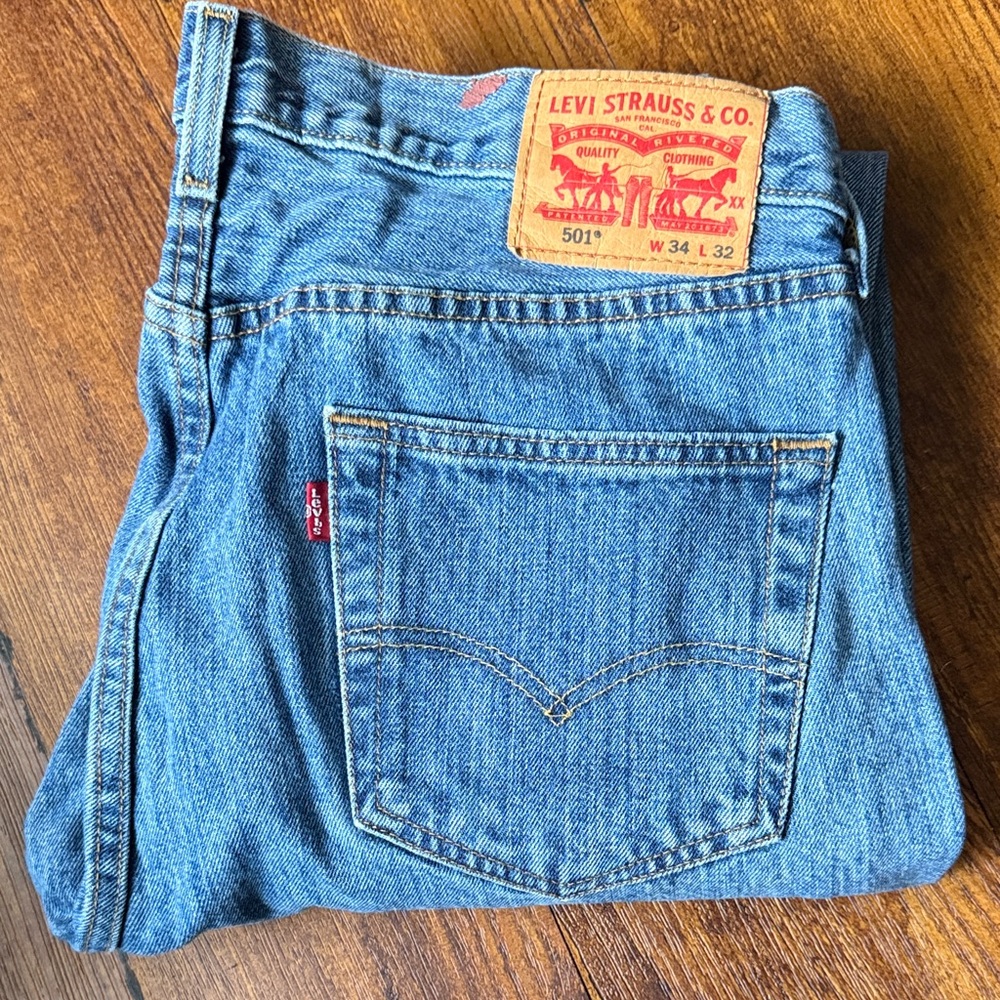 Levi's 501 Men's Straight Jeans in Classic Blue